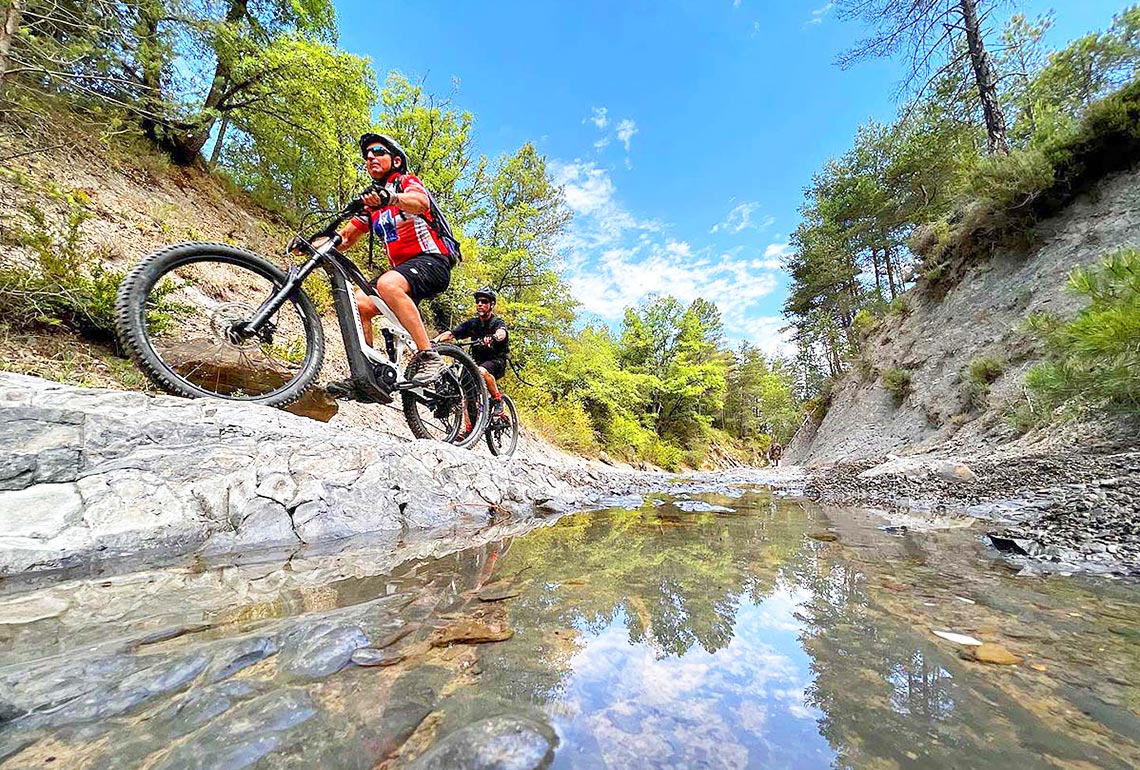 VTT électrique et rivière