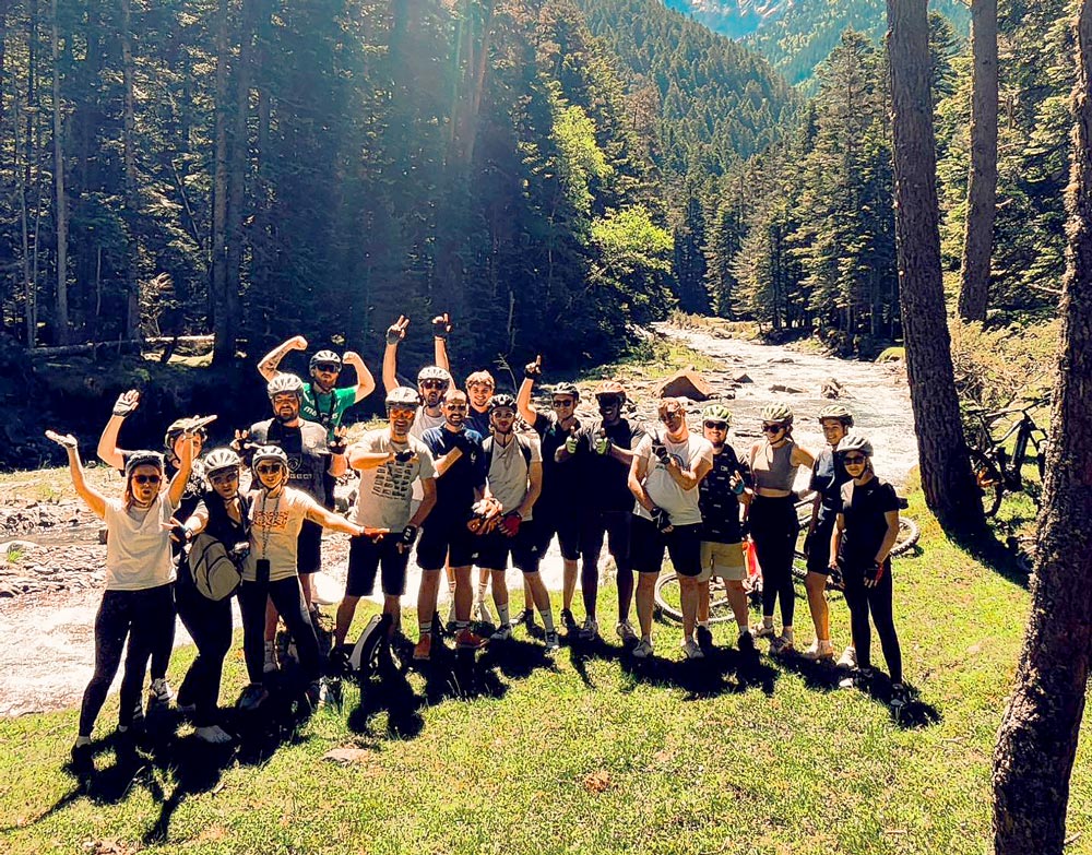 Groupe qui pose pour la photo après avoir fait du VTT