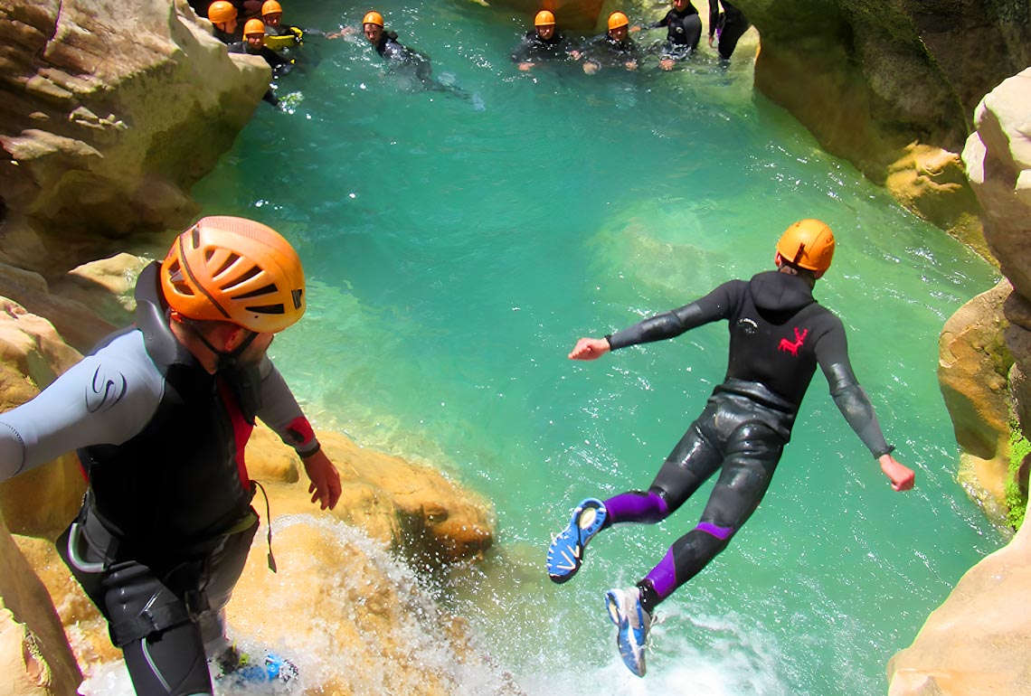 saut dans un canyon turquoise