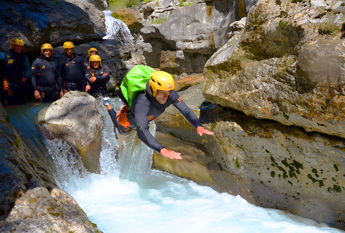 saut dans une cascade