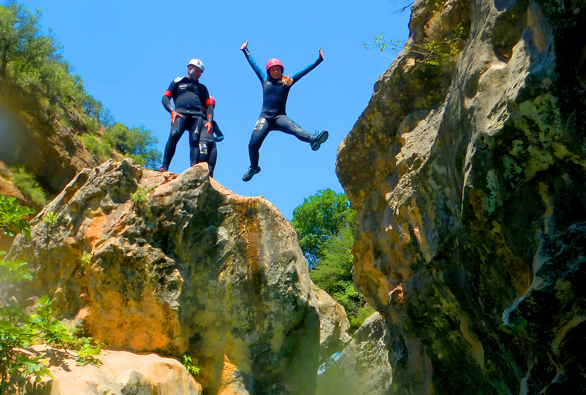 saut depuis une falaise