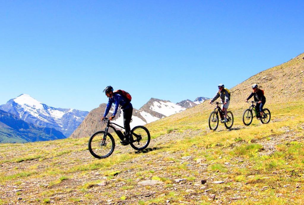 Cylistes VTT électrique au dessus de St-Lary